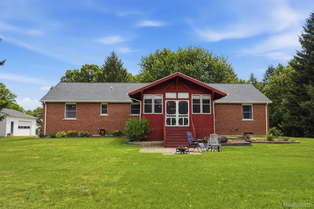 3843 Hooker Road Hamburg Township MI 48169