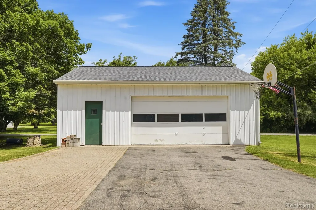 3843 Hooker Road Hamburg Township MI 48169