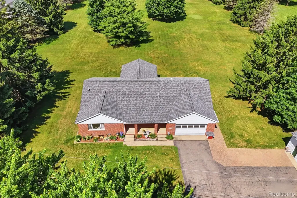 3843 Hooker Road Hamburg Township MI 48169