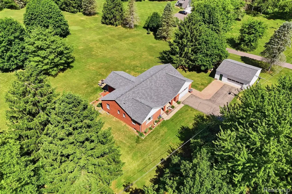 3843 Hooker Road Hamburg Township MI 48169