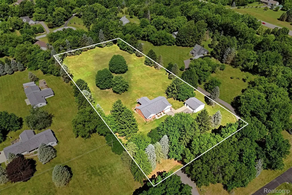 3843 Hooker Road Hamburg Township MI 48169