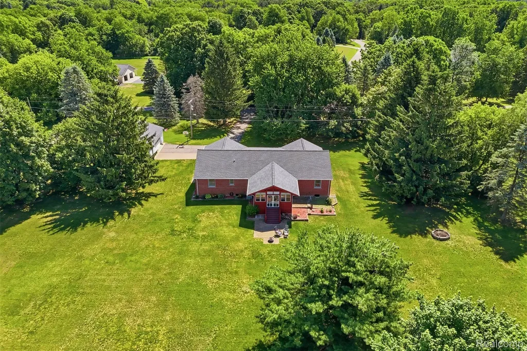 3843 Hooker Road Hamburg Township MI 48169