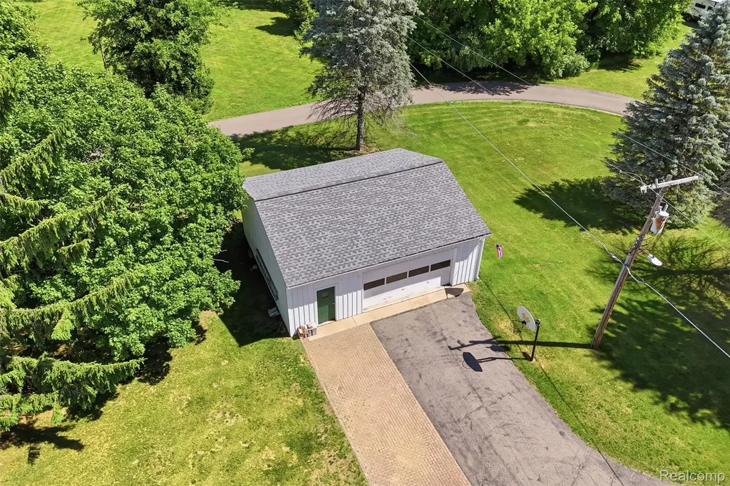 3843 Hooker Road Hamburg Township MI 48169