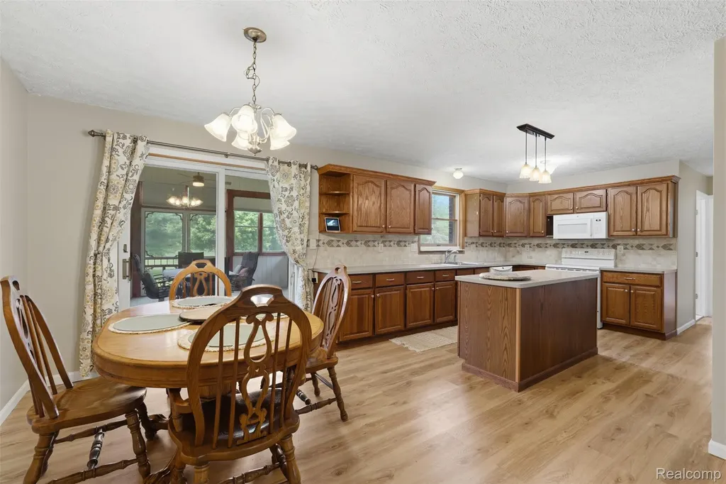 3843 Hooker Road Hamburg Township MI 48169