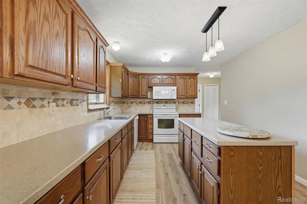 3843 Hooker Road Hamburg Township MI 48169