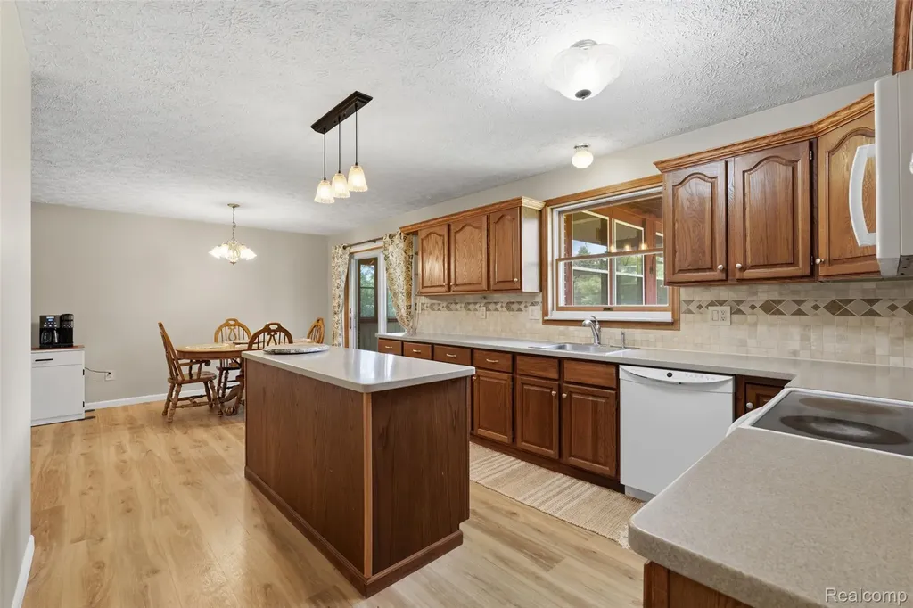 3843 Hooker Road Hamburg Township MI 48169