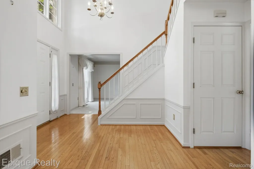 3261 Windwood Road West Bloomfield Charter Township MI 48324