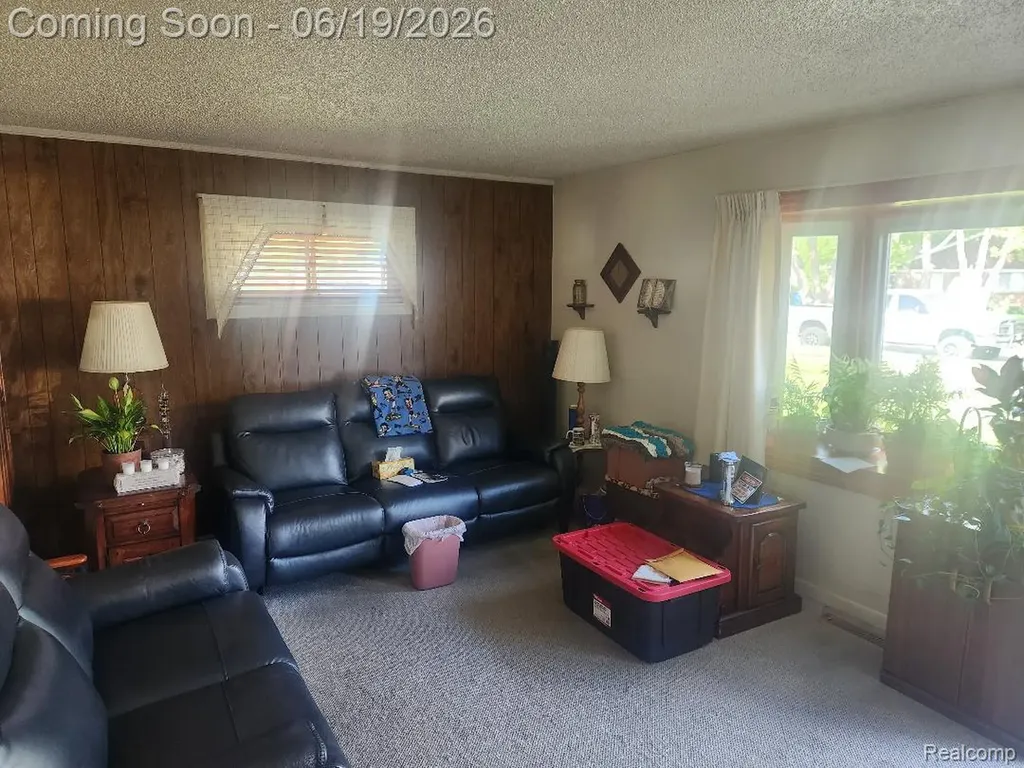 11298 Superior Avenue Warren City MI 48089