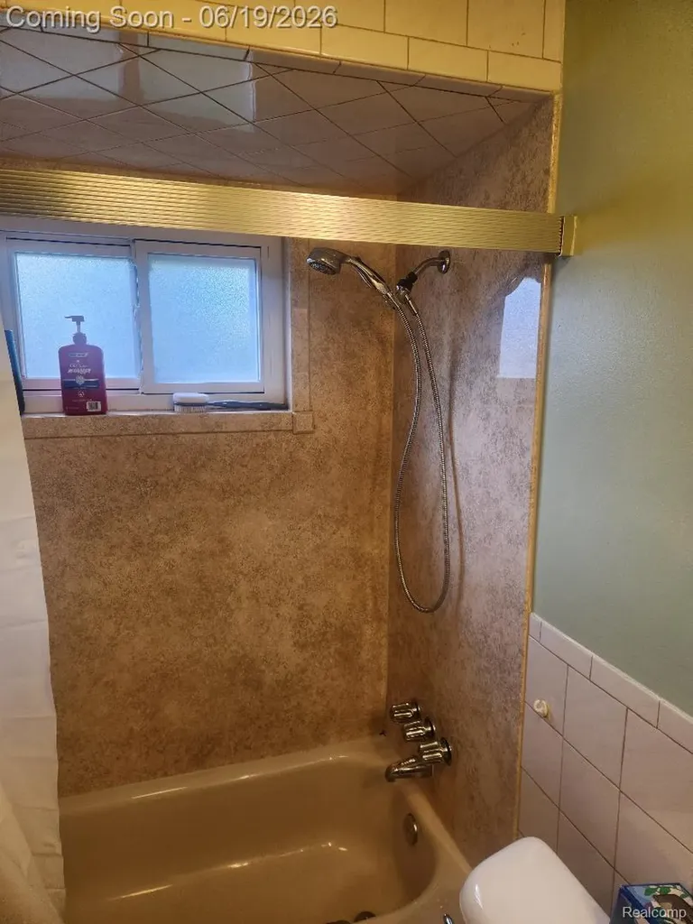 11298 Superior Avenue Warren City MI 48089