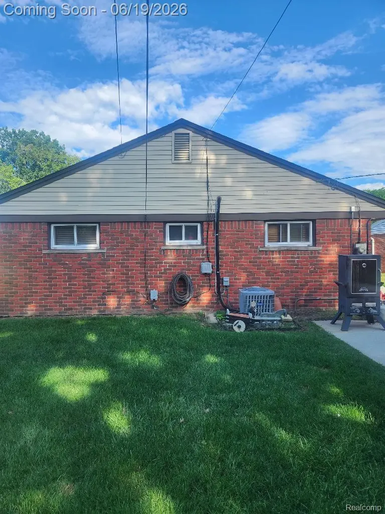 11298 Superior Avenue Warren City MI 48089