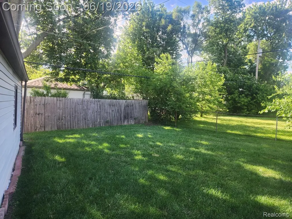11298 Superior Avenue Warren City MI 48089