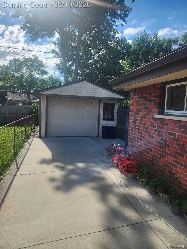 11298 Superior Avenue Warren City MI 48089