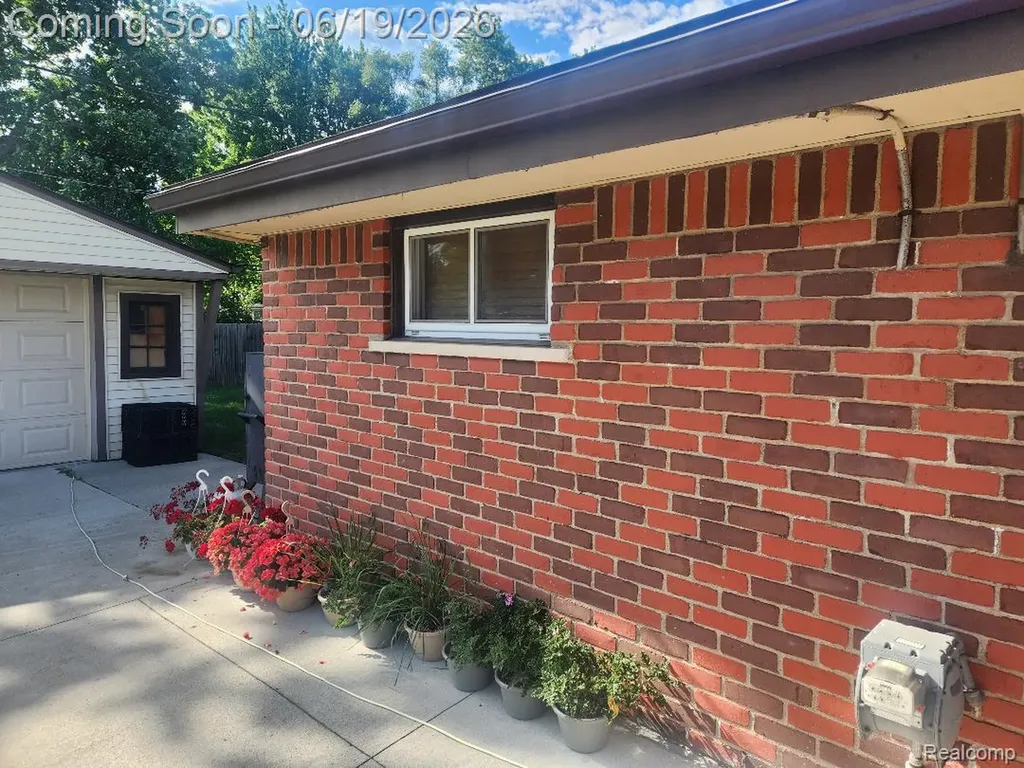 11298 Superior Avenue Warren City MI 48089