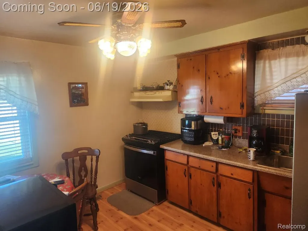 11298 Superior Avenue Warren City MI 48089