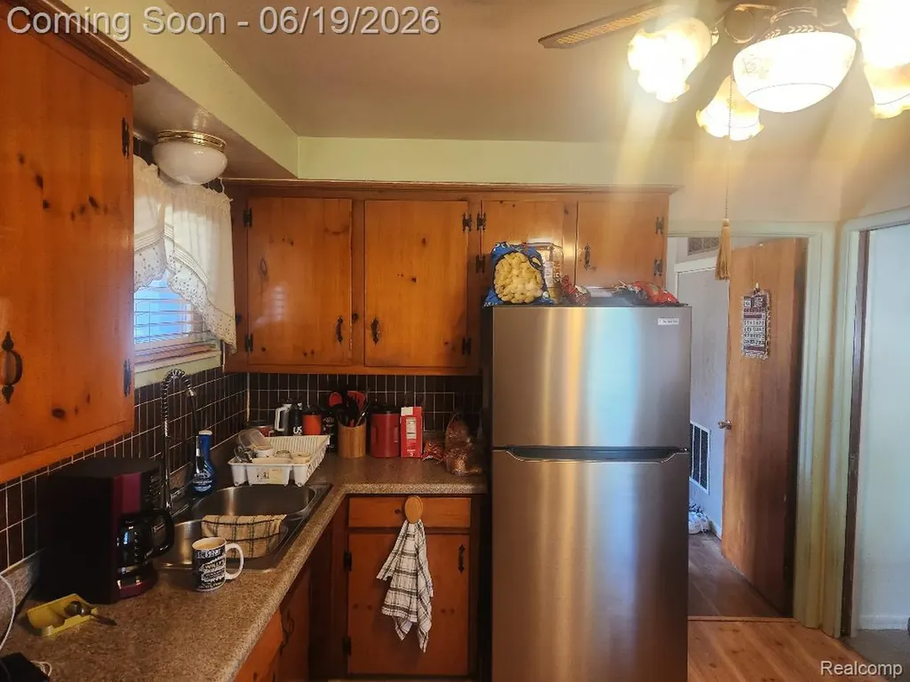 11298 Superior Avenue Warren City MI 48089