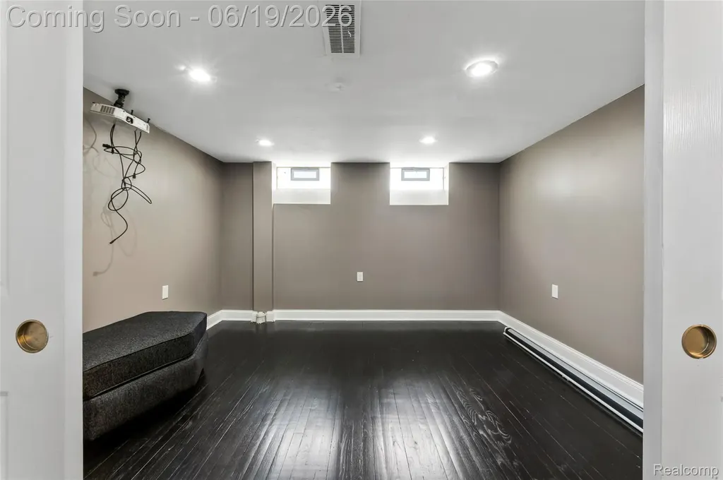 16216 Burgess Detroit City MI 48219