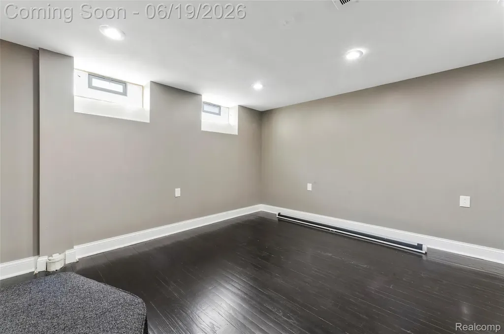 16216 Burgess Detroit City MI 48219