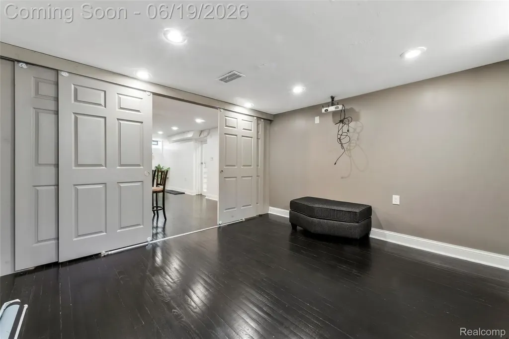 16216 Burgess Detroit City MI 48219