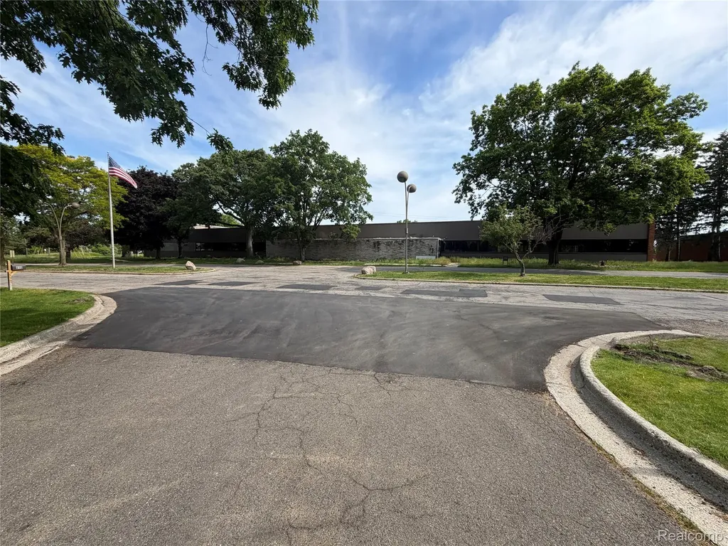 850 Ladd Road Commerce Charter Township MI 48390