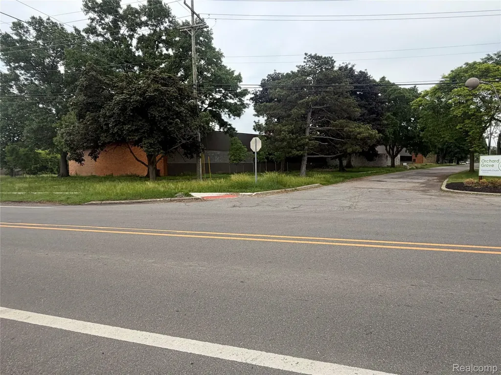 850 Ladd Road Commerce Charter Township MI 48390