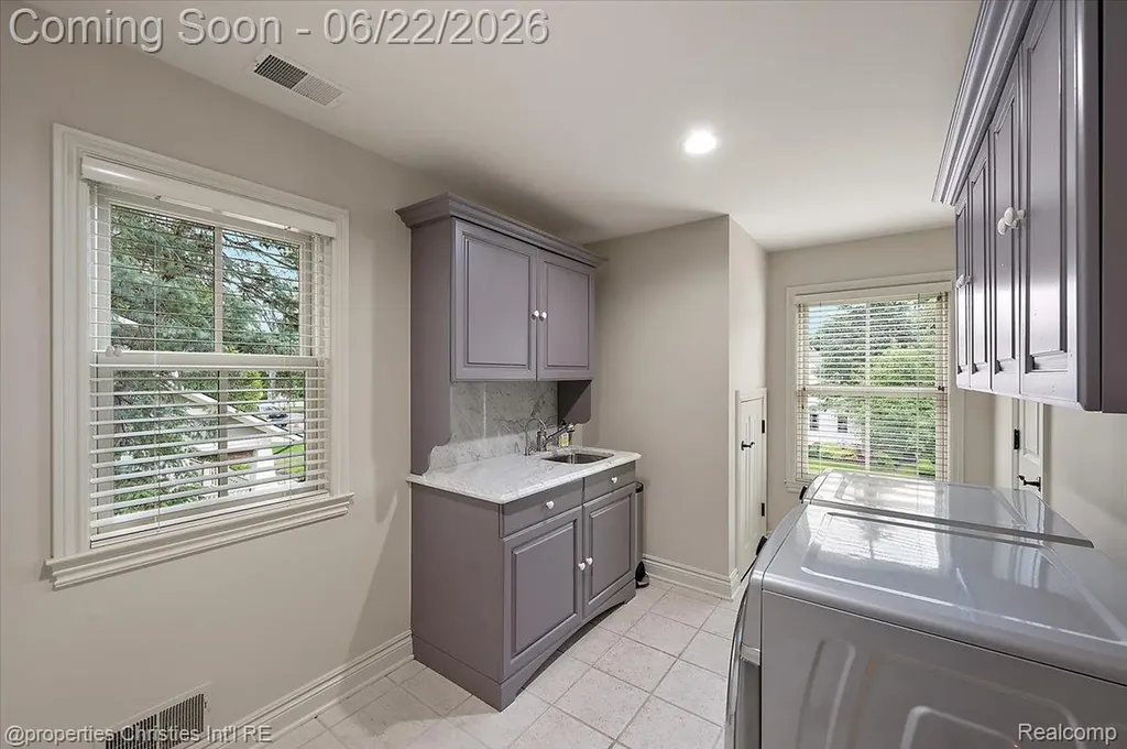 469 Bonnie Brier Street Birmingham City MI 48009