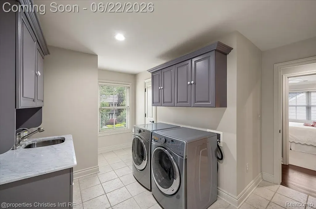 469 Bonnie Brier Street Birmingham City MI 48009