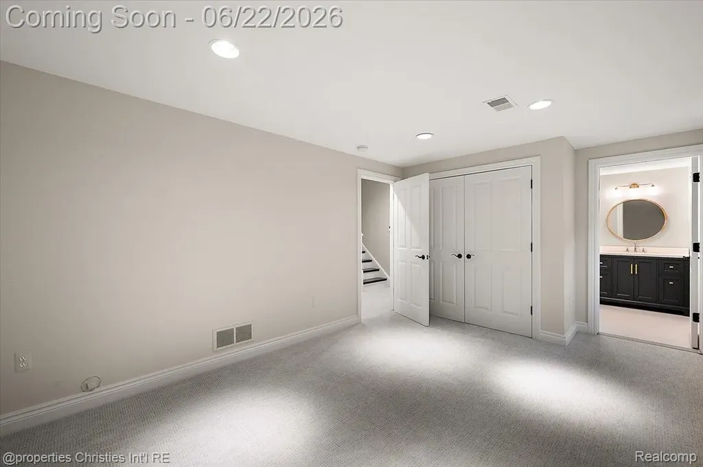 469 Bonnie Brier Street Birmingham City MI 48009
