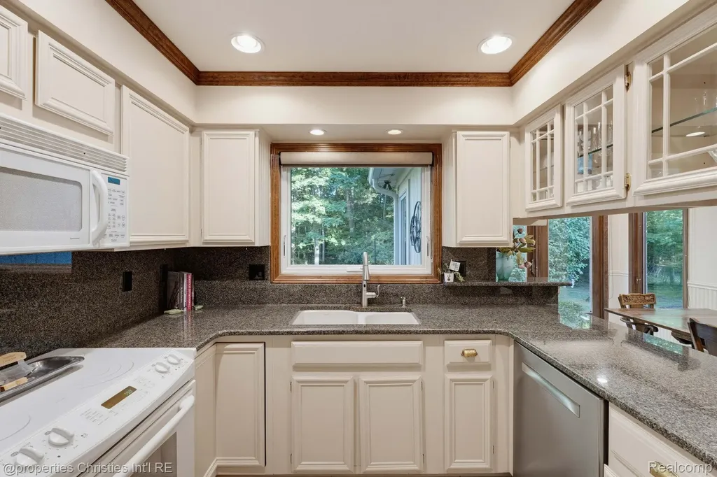 2593 Hounds Chase Drive Troy City MI 48098