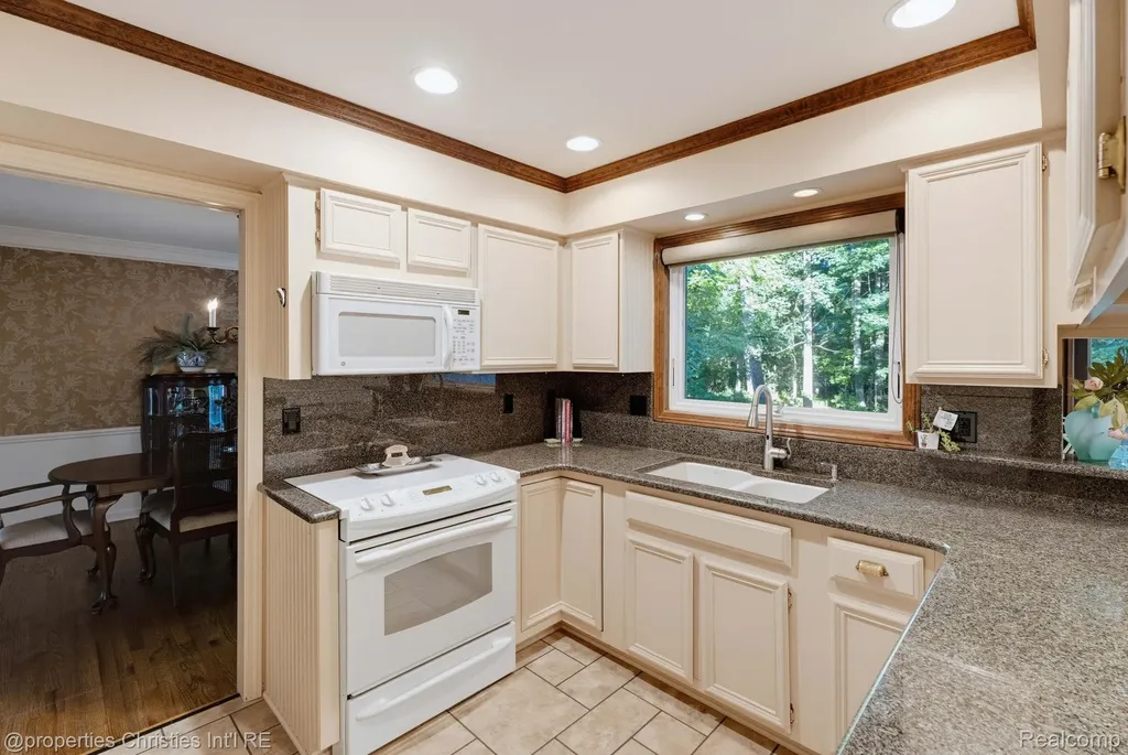 2593 Hounds Chase Drive Troy City MI 48098