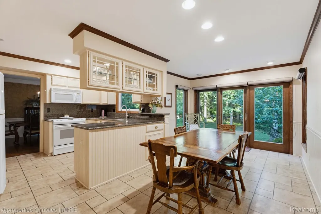 2593 Hounds Chase Drive Troy City MI 48098