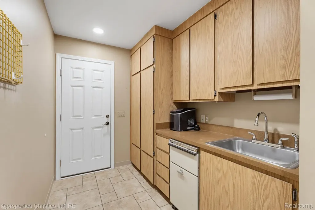 2593 Hounds Chase Drive Troy City MI 48098