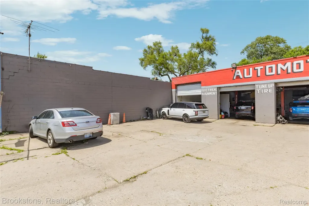 10200 Whittier Street Detroit City MI 48224