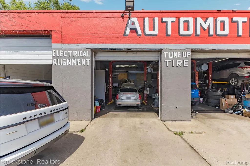 10200 Whittier Street Detroit City MI 48224