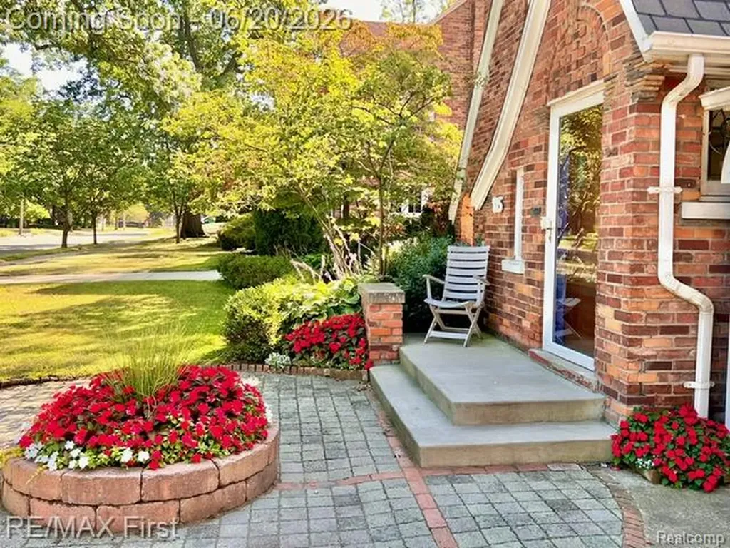 815 Oakridge Ferndale City MI 48220