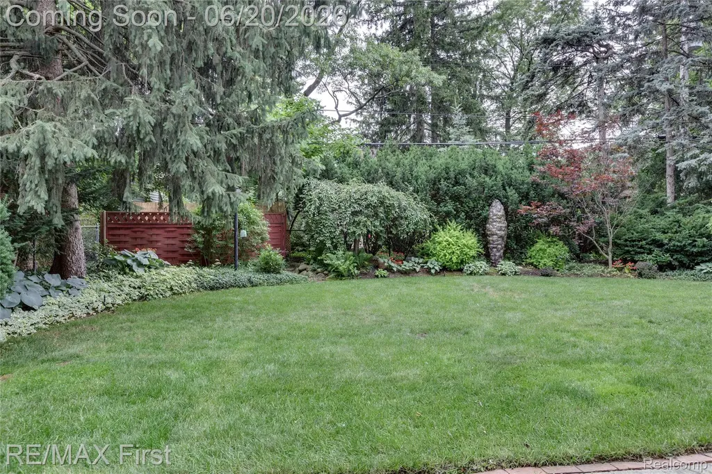 815 Oakridge Ferndale City MI 48220