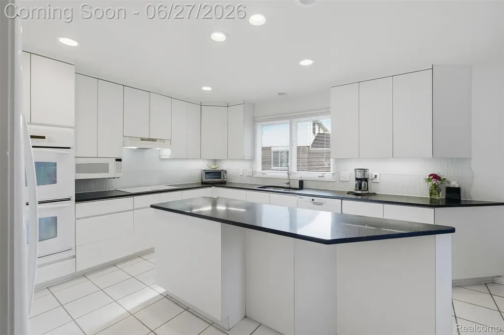 39044 Wilton Court Farmington Hills City MI 48331