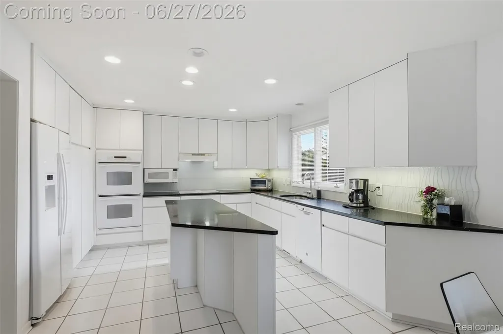 39044 Wilton Court Farmington Hills City MI 48331