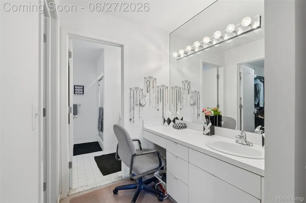 39044 Wilton Court Farmington Hills City MI 48331