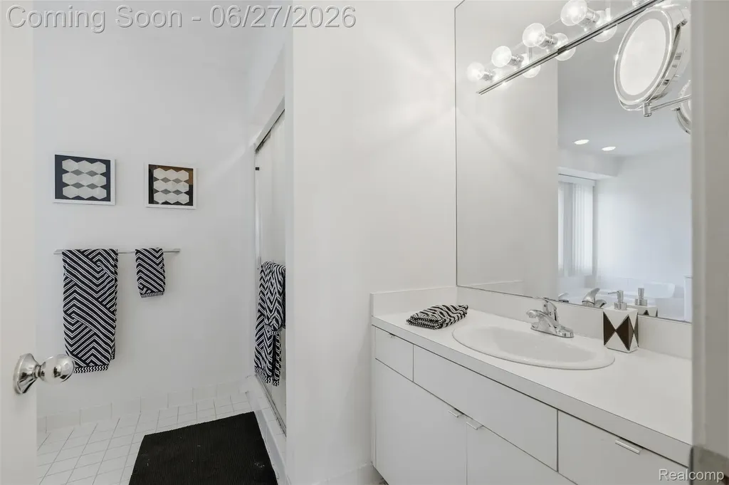 39044 Wilton Court Farmington Hills City MI 48331