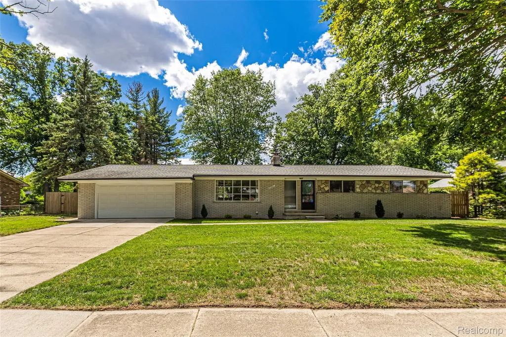 25801 Pine View Avenue Warren City MI 48091