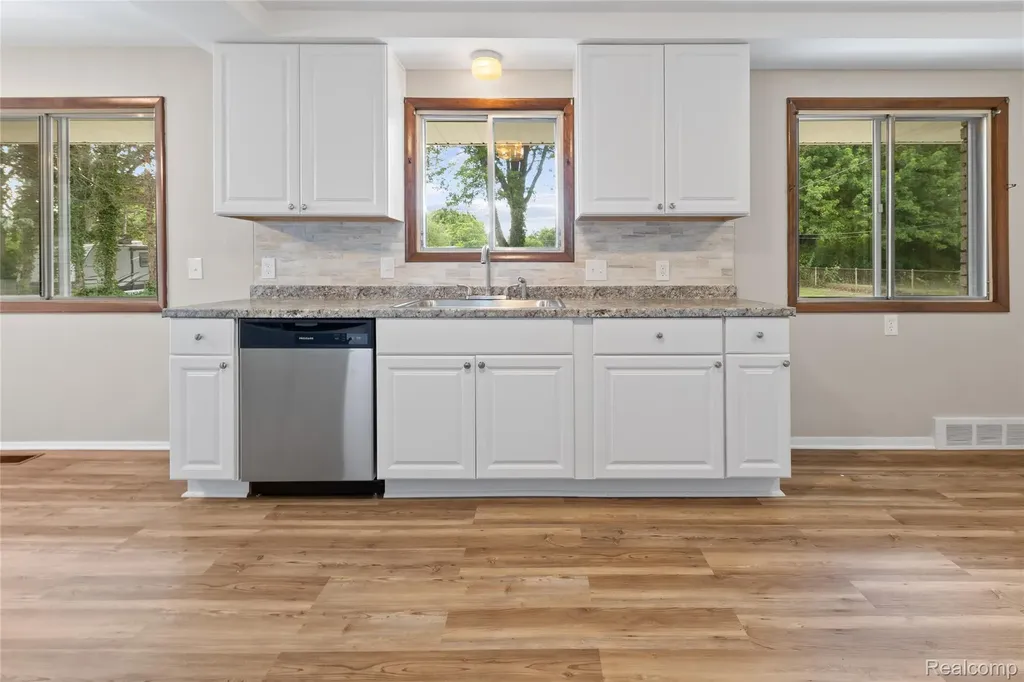 25801 Pine View Avenue Warren City MI 48091