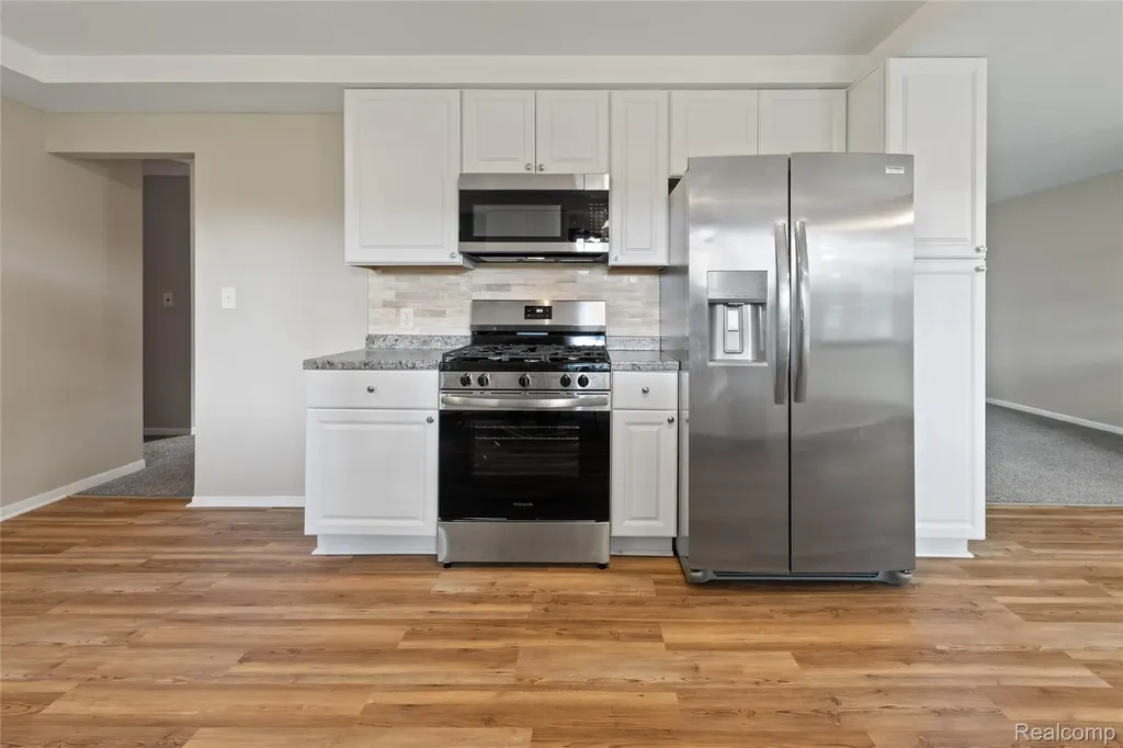 25801 Pine View Avenue Warren City MI 48091