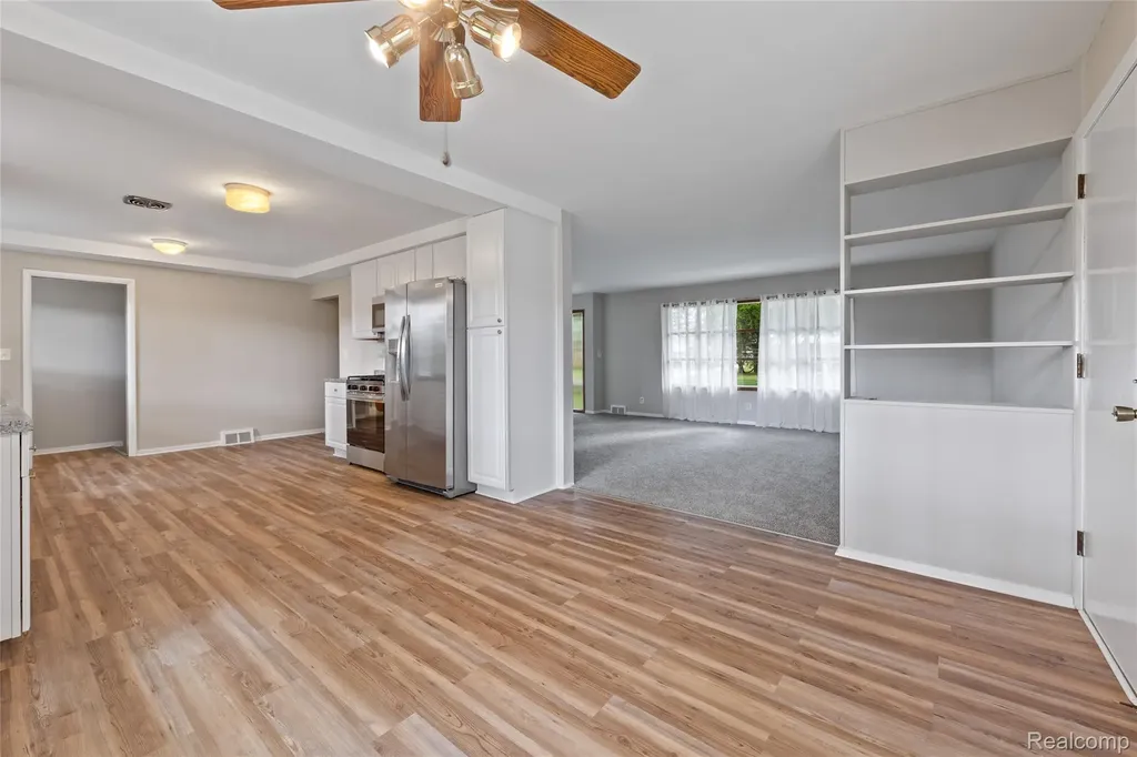 25801 Pine View Avenue Warren City MI 48091