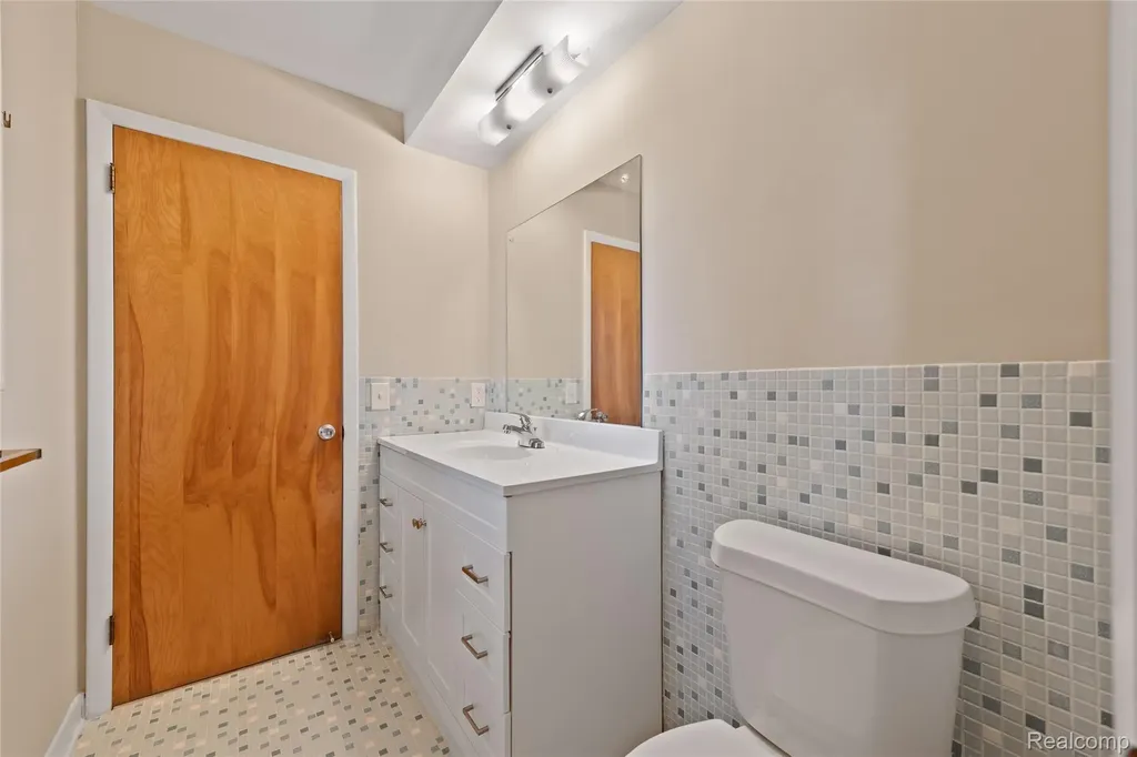 25801 Pine View Avenue Warren City MI 48091