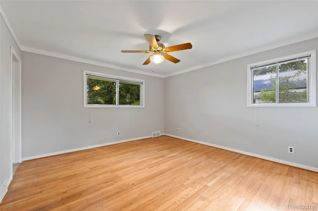 25801 Pine View Avenue Warren City MI 48091