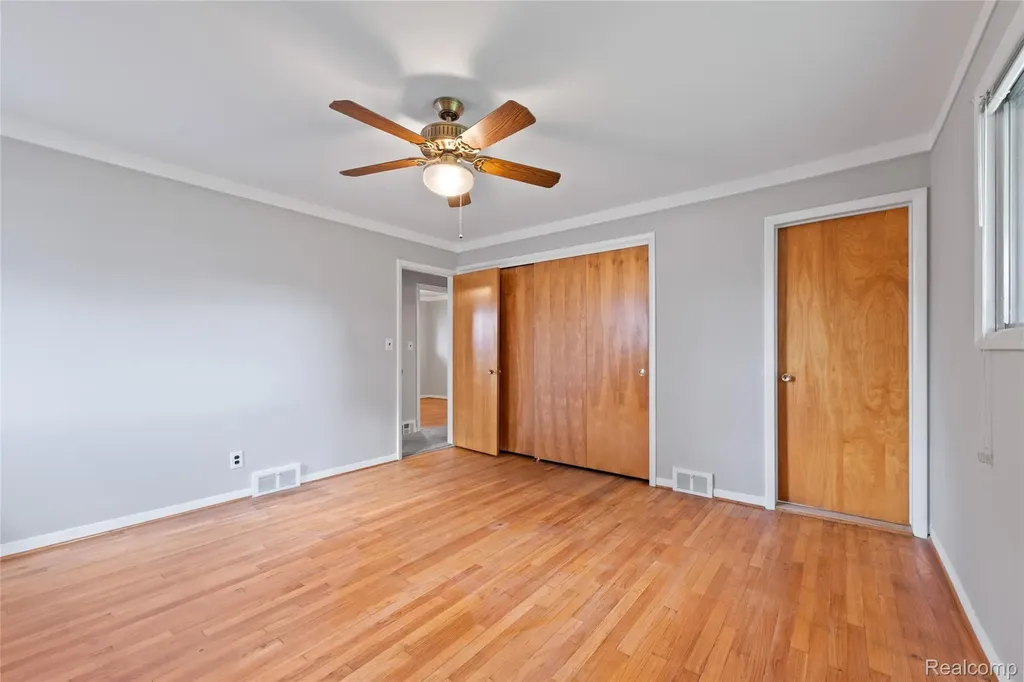 25801 Pine View Avenue Warren City MI 48091