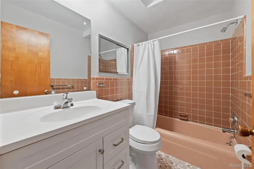 25801 Pine View Avenue Warren City MI 48091