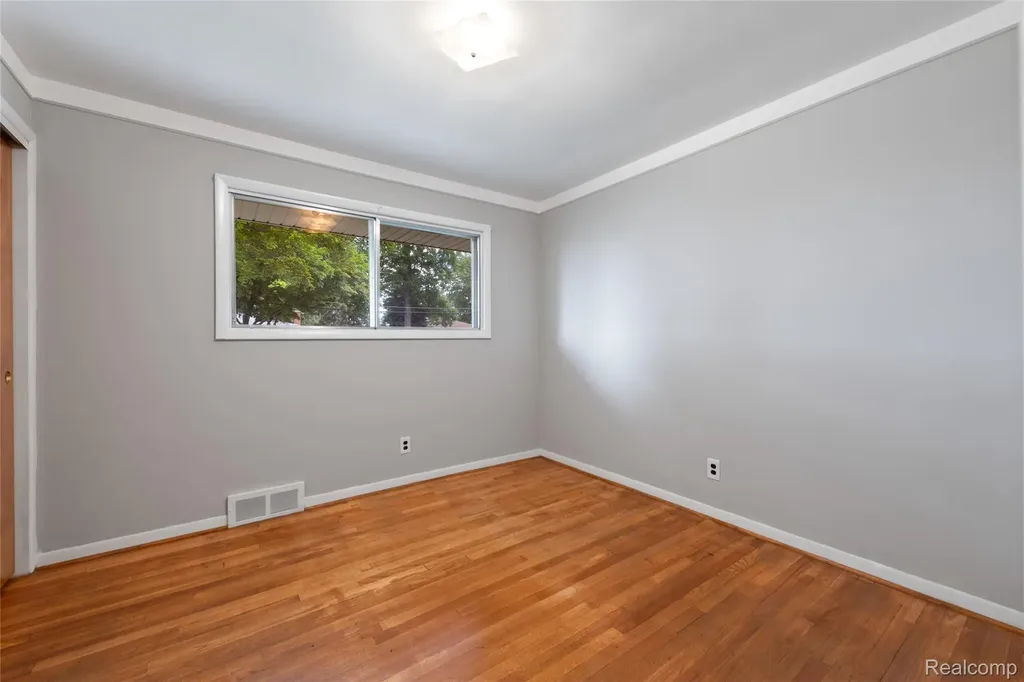 25801 Pine View Avenue Warren City MI 48091