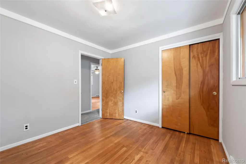 25801 Pine View Avenue Warren City MI 48091