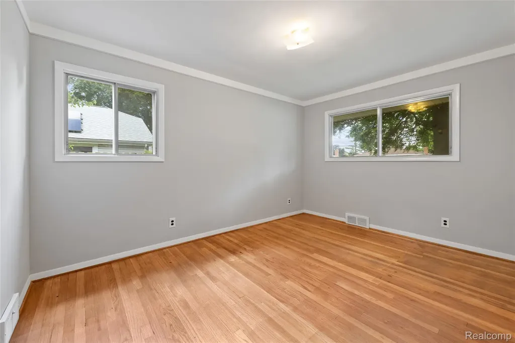 25801 Pine View Avenue Warren City MI 48091